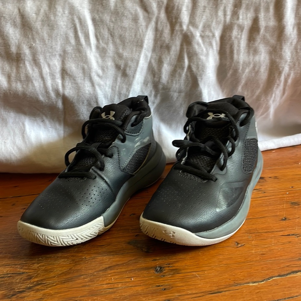 Under Armour, Indoor Basketball Shoes, Unisex Size 3Y, Black and Grey